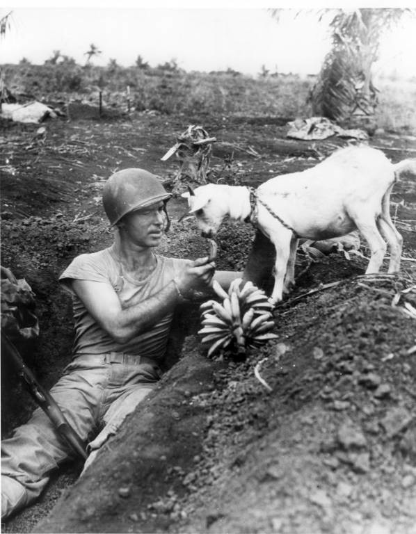 Στρατιώτης μοιράζεται μια μπανάνα στη Μάχη της Σαϊπάν, 1944.