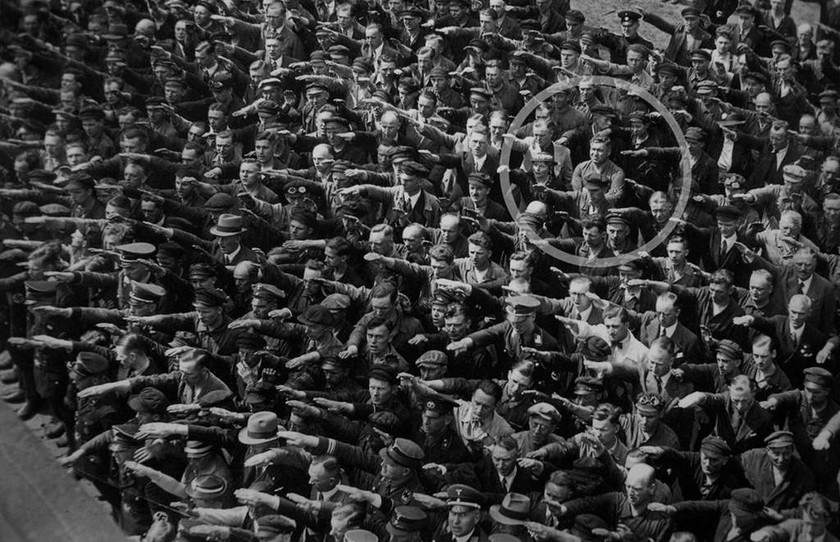 Ο Γερμανός βιομηχανικός εργάτης August Landmesser, αρνείται να χαιρετίσει ναζιστικά τον Χίτλερ, στο Αμβούργο, το 1936.