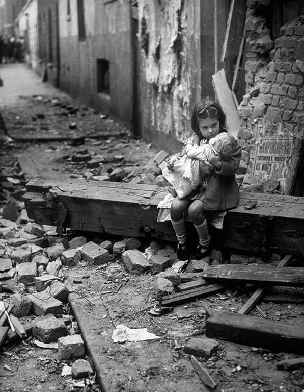 Κοριτσάκι στα ερείπια του βομβαρδισμένου σπιτιού της, Λονδίνο, 1940.