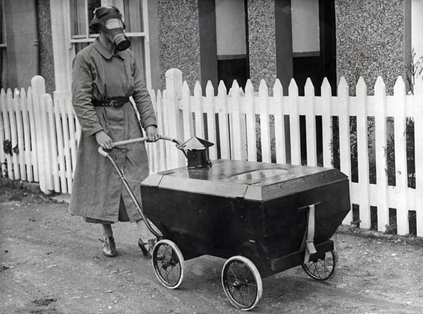 Θωρακισμένο παιδικό καροτσάκι στην Αγγλία του 1938.