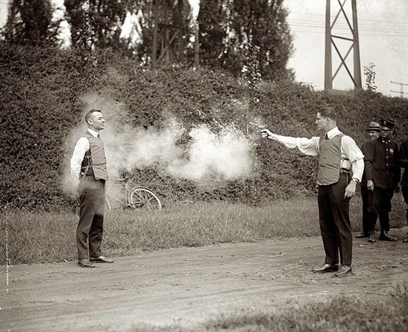 Δοκιμή αλεξίσφαιρου γιλέκου το 1923.