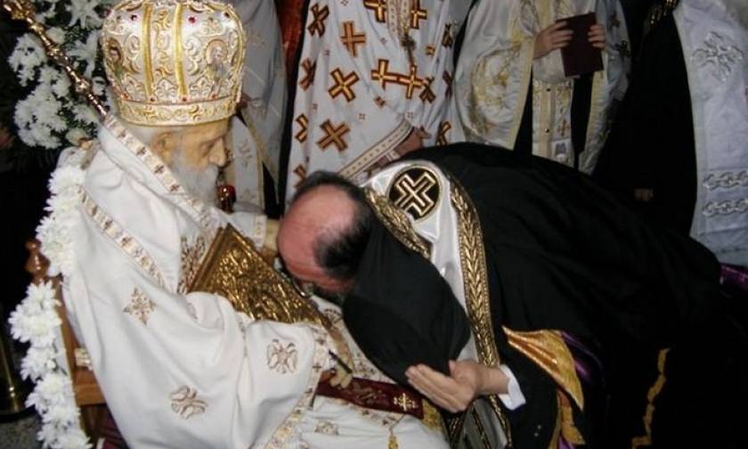 Καθιστός στο θρόνο του ο κοιμηθείς Επίσκοπος Φθιώτιδας