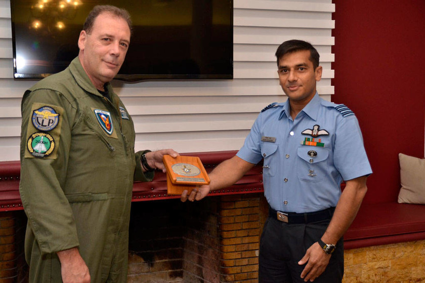Πολεμική Αεροπορία: Επίσκεψη Αντιπροσωπείας Αξιωματικών της Ινδίας στην 114 Πτέρυγα Μάχης (pics)
