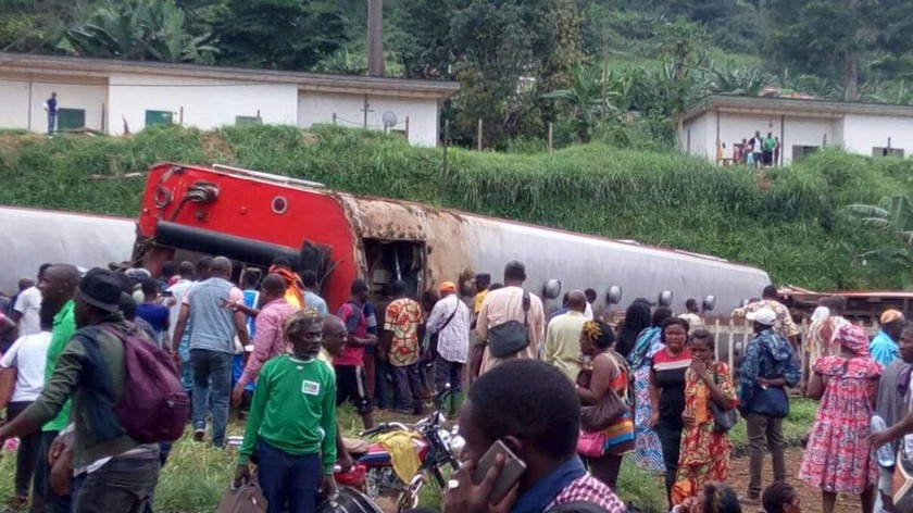 Τραγωδία στο Καμερούν: Δεκάδες νεκροί από εκτροχιασμό αμαξοστοιχίας (photos)