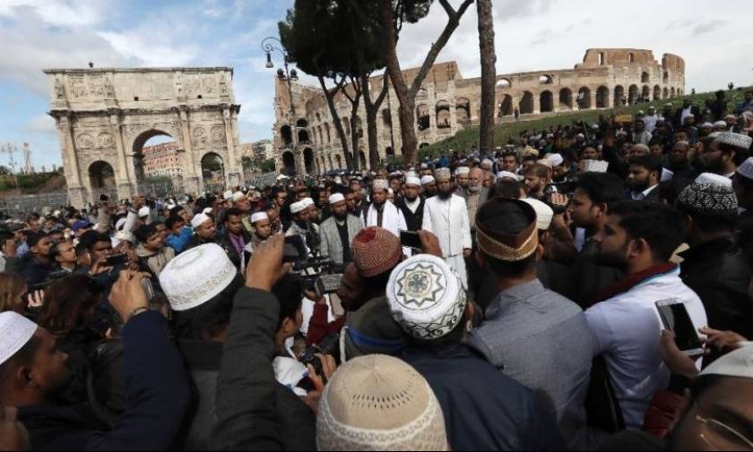 Ιταλία: Προσευχή διαμαρτυρίας Μουσουλμάνων κοντά στο Κολοσσαίο