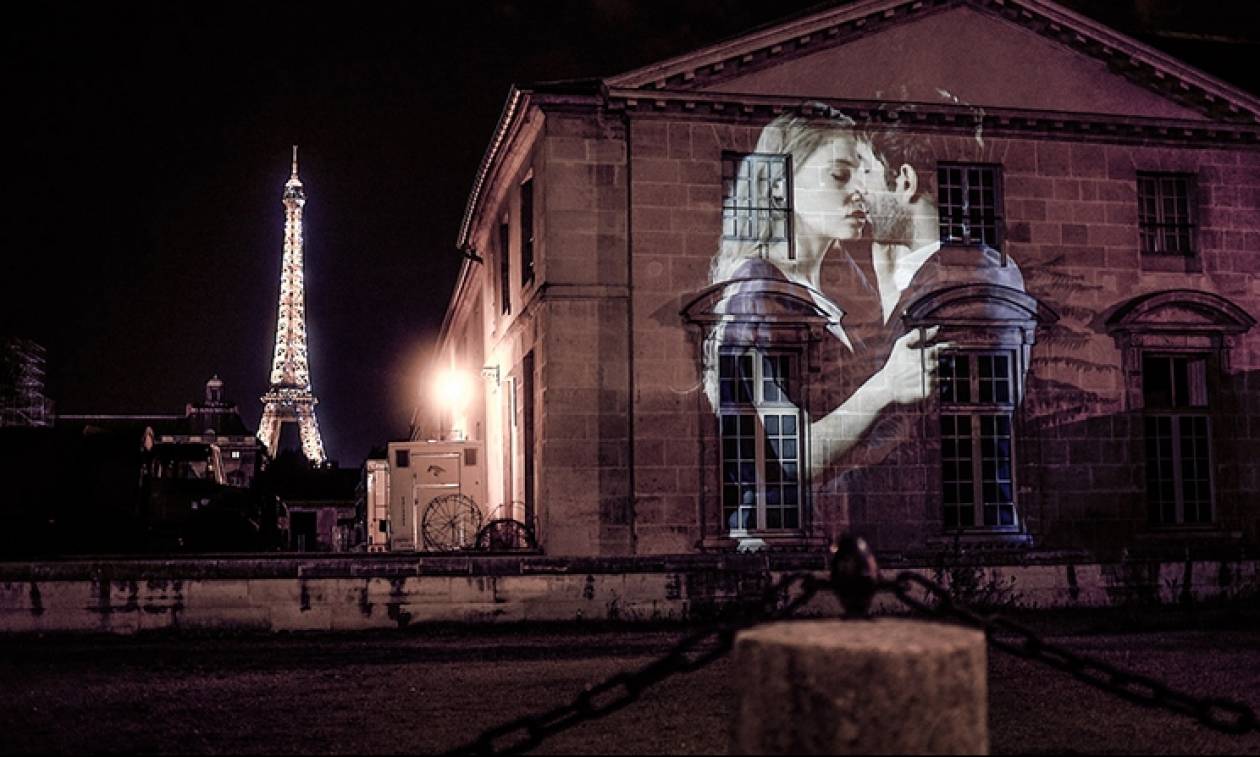 Ένα φιλί σε... τοίχους του Παρισιού (video+photos)