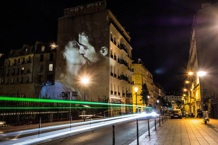 Ένα φιλί σε... τοίχους του Παρισιού (video+photos)
