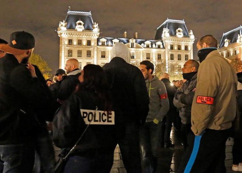 Γαλλία: Για πέμπτη νύχτα στους δρόμους οι αστυνομικοί (pics)