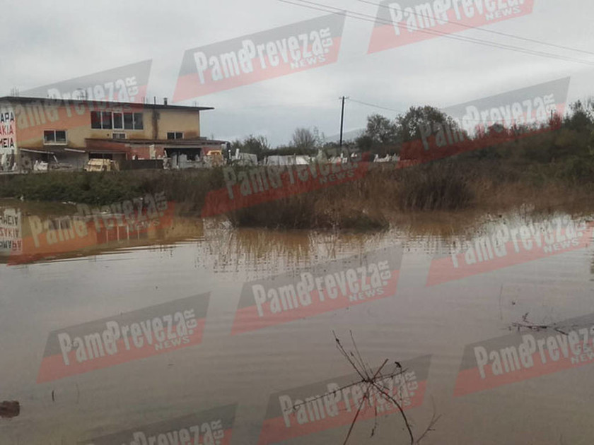 Κακοκαιρία - Πρέβεζα: «Ποτάμια» οι δρόμοι, πλημμύρισαν σπίτια και ξενοδοχεία (pic)