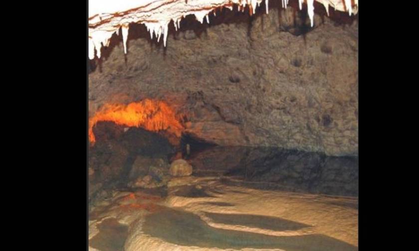 Το σπήλαιο της Ανεμότρυπας έχει καταρράκτη και ποτάμι στο εσωτερικό του