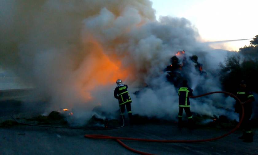 Μυτιλήνη: Κόλαση φωτιάς σε νταλίκα με ζωοοτροφές