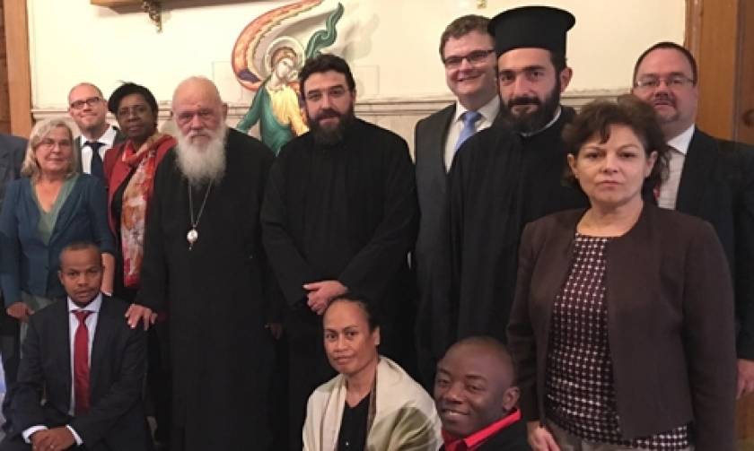 O Αρχιεπίσκοπος με μέλη της επιτροπής εκκλησιών για τους μετανάστες στην Ευρώπη