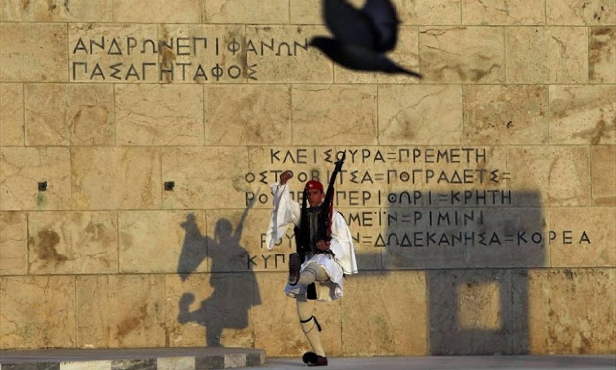 Παραδόθηκε ο δράστης που έριξε μολότοφ στο Μνημείο του Άγνωστου Στρατιώτη