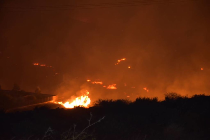 Συναγερμός στην Πυροσβεστική για μεγάλη φωτιά στην Σύρο - Απειλείται κατοικημένη περιοχή (pics&vid)