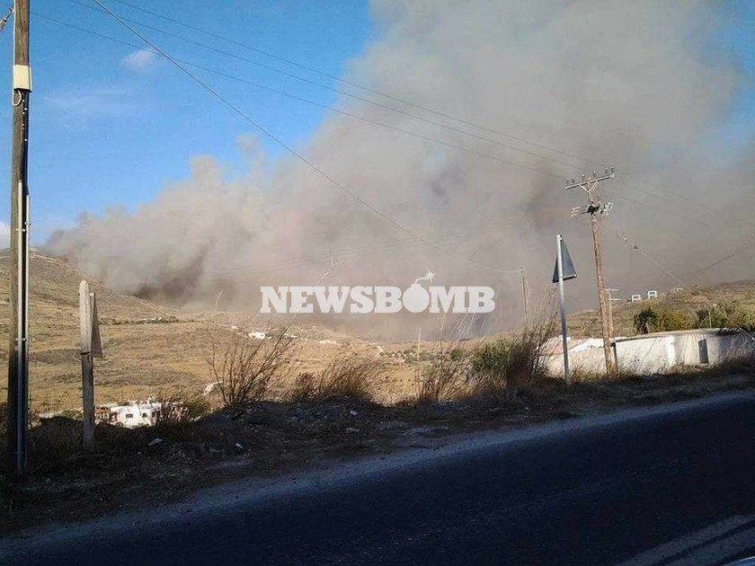 Συναγερμός στην Πυροσβεστική για μεγάλη φωτιά στην Σύρο - Απειλείται κατοικημένη περιοχή (pics&vid)