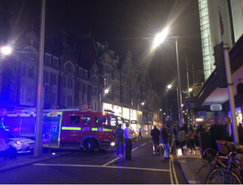 Συναγερμός στη Βρετανία: Εκκενώθηκε δρόμος στο Λονδίνο λόγω ύποπτου πακέτου (pics+vid)