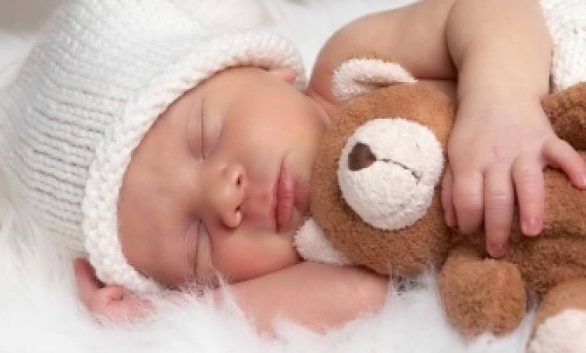 Προσοχή! Γιατί τα νεογέννητα πρέπει να κοιμούνται με τους γονείς;