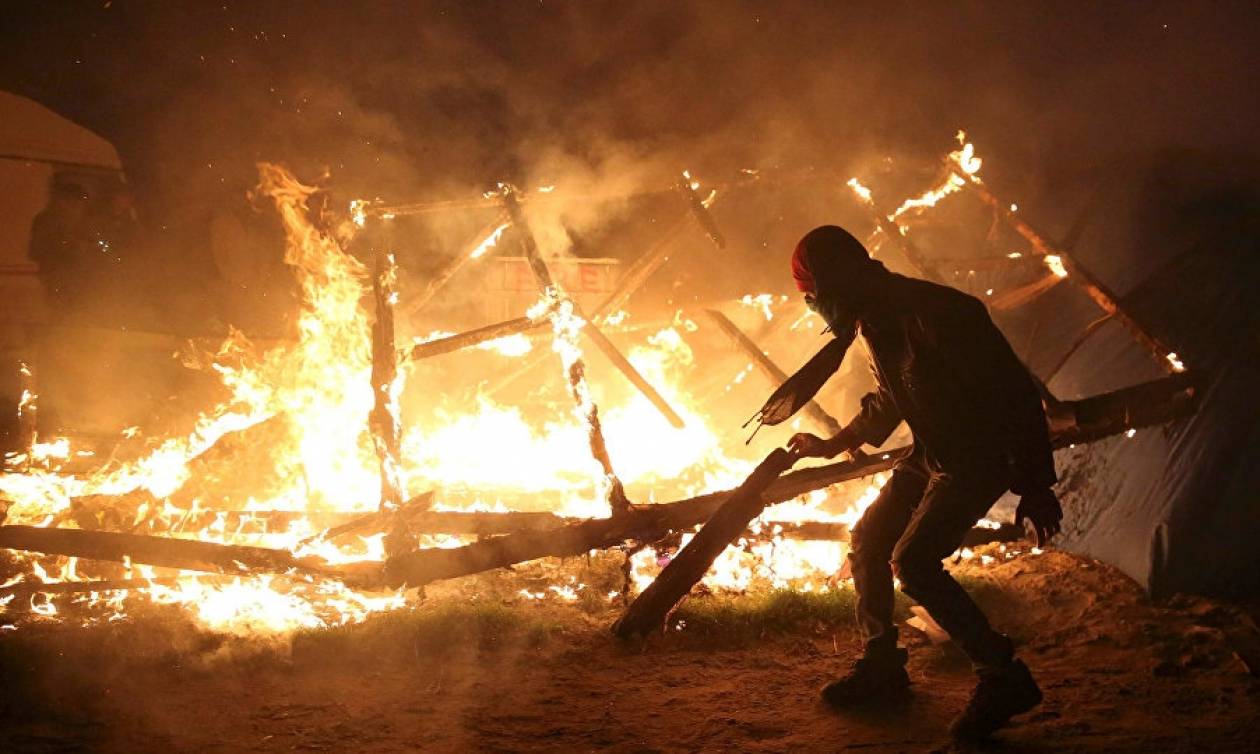 Η «Ζούγκλα» του Καλαί στις φλόγες – Το τέλος του «βρετανικού ονείρου» για χιλιάδες μετανάστες (Vids)