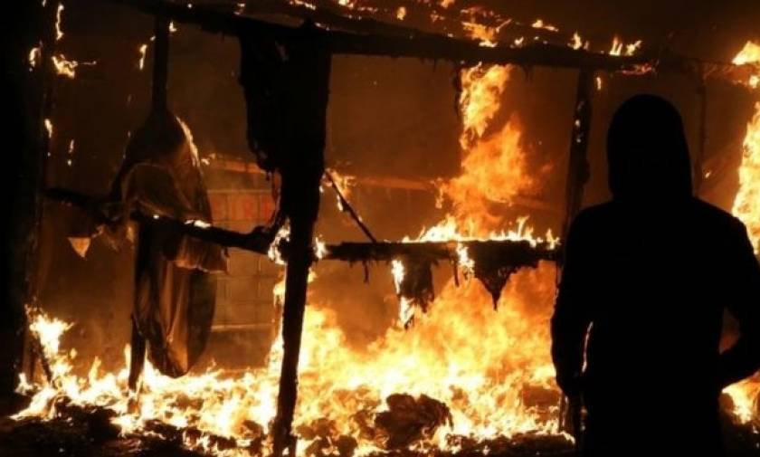 Calais 'Jungle': Overnight fires raze parts of migrant camp