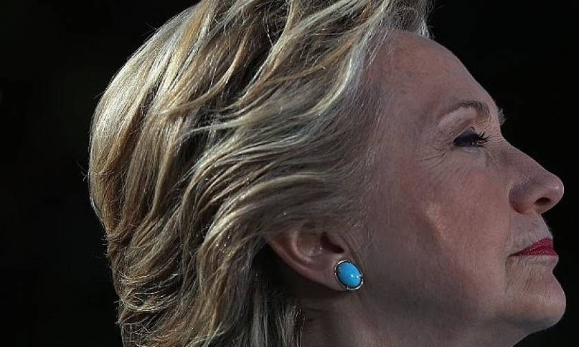 Σάλος στις ΗΠΑ: Τι έβγαλε στο πρόσωπό της η Χίλαρι Κλίντον; (pics)
