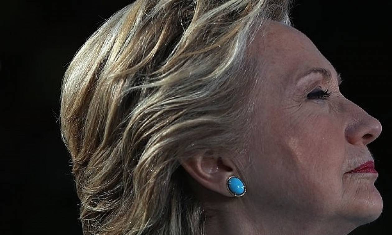 Σάλος στις ΗΠΑ: Τι έβγαλε στο πρόσωπό της η Χίλαρι Κλίντον; (pics)