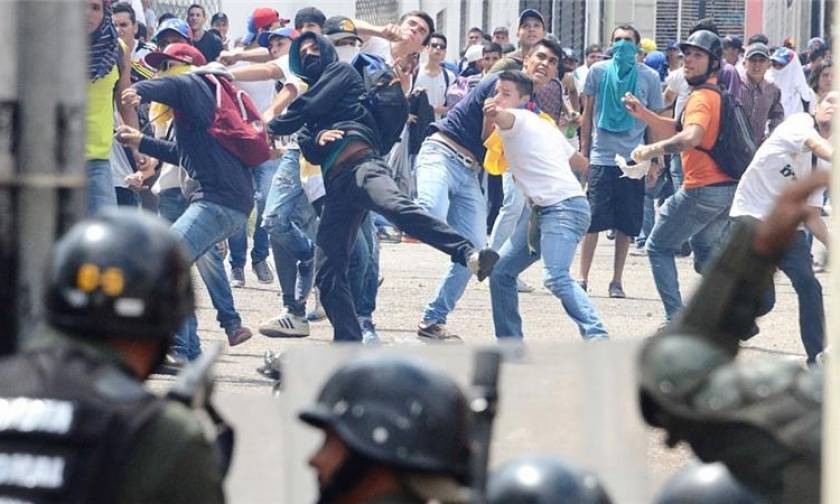 Βενεζουέλα: Νεκρός αστυνομικός από πυρά διαδηλωτών - Δεκάδες τραυματίες στο Καράκας (Pics+Vid)