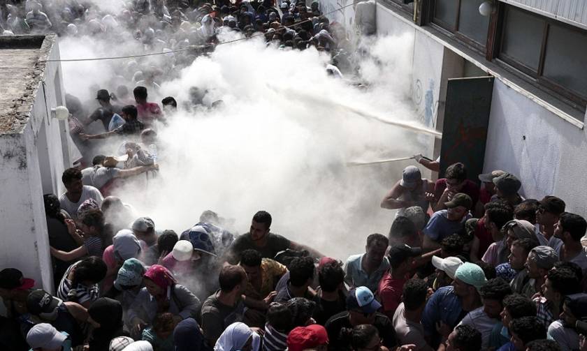 Πετροπόλεμος αστυνομικών με μετανάστες στη Μυτιλήνη