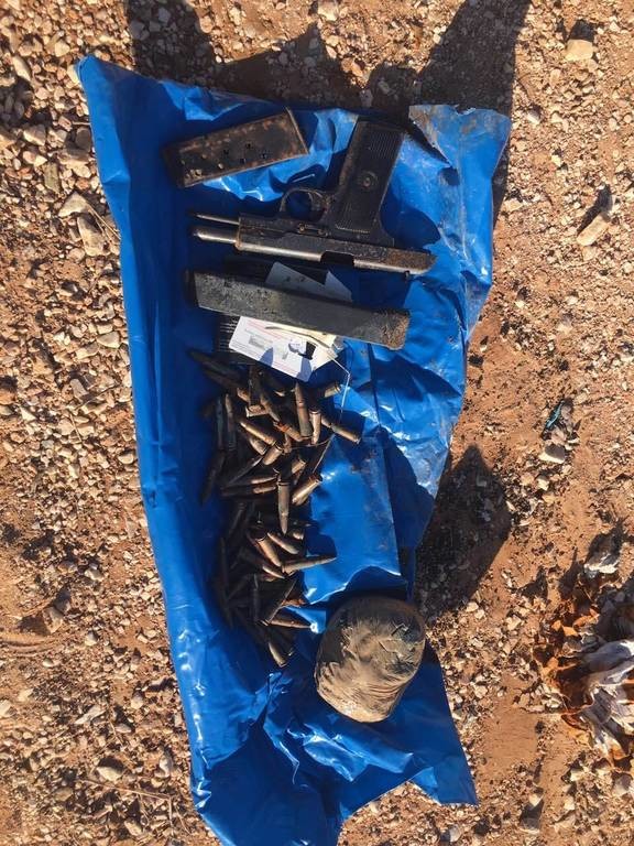 Κορωπί: Βρέθηκαν θαμμένα σε χωράφι όπλα και 16 κιλά ηρωίνης! (pics)