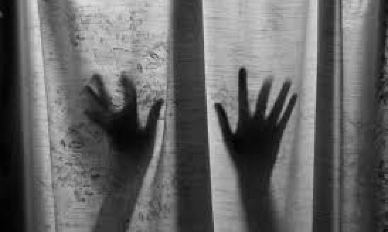 Φρικτά βασανιστήρια: Φυλάκισαν και βίαζαν την κόρη τους επί 13 χρόνια