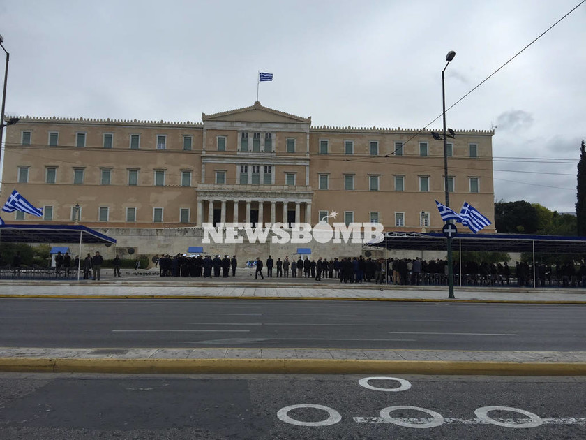 Live: Σε εξέλιξη η μαθητική παρέλαση στην Αθήνα (photo)