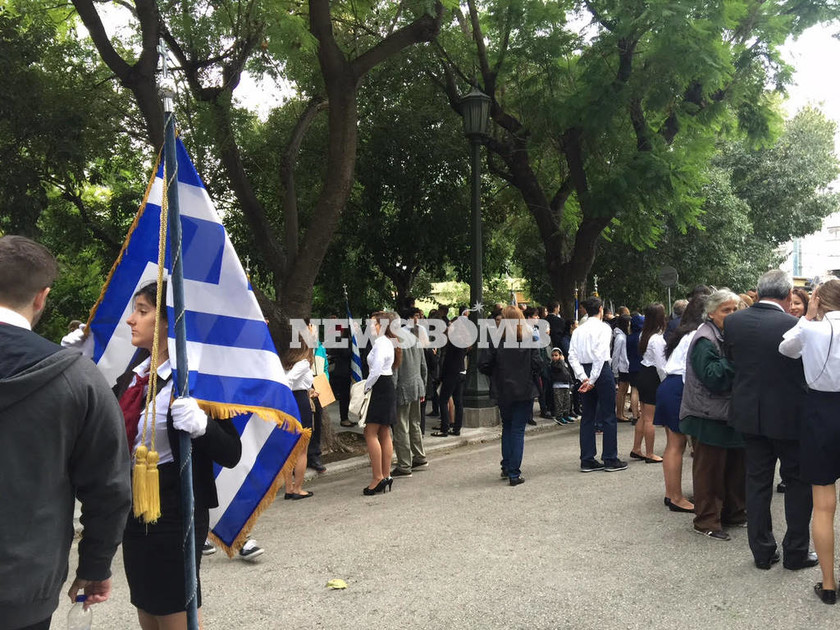 Live: Σε εξέλιξη η μαθητική παρέλαση στην Αθήνα (photo)