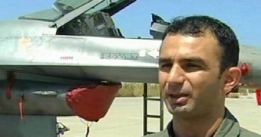Σωτήρης Στράλης: Αυτός είναι ο πιλότος που συγκίνησε όλη την Ελλάδα (vid+pics)