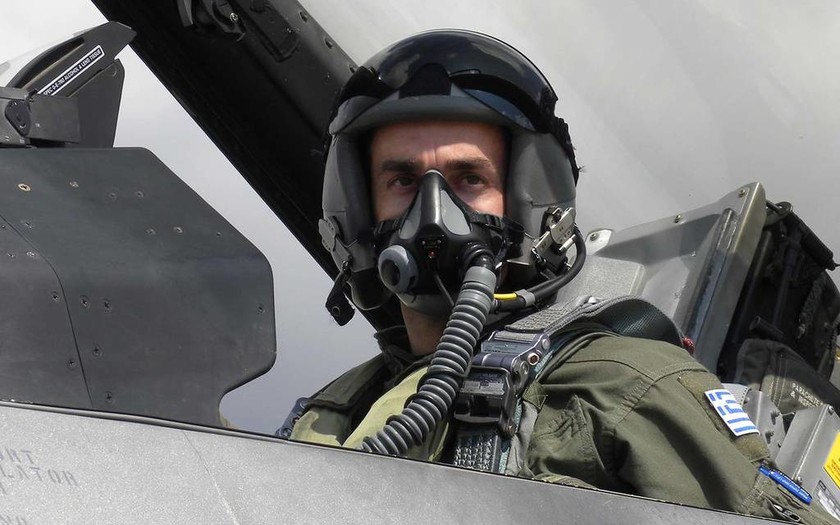 Σωτήρης Στράλης: Αυτός είναι ο πιλότος που συγκίνησε όλη την Ελλάδα (vid+pics)