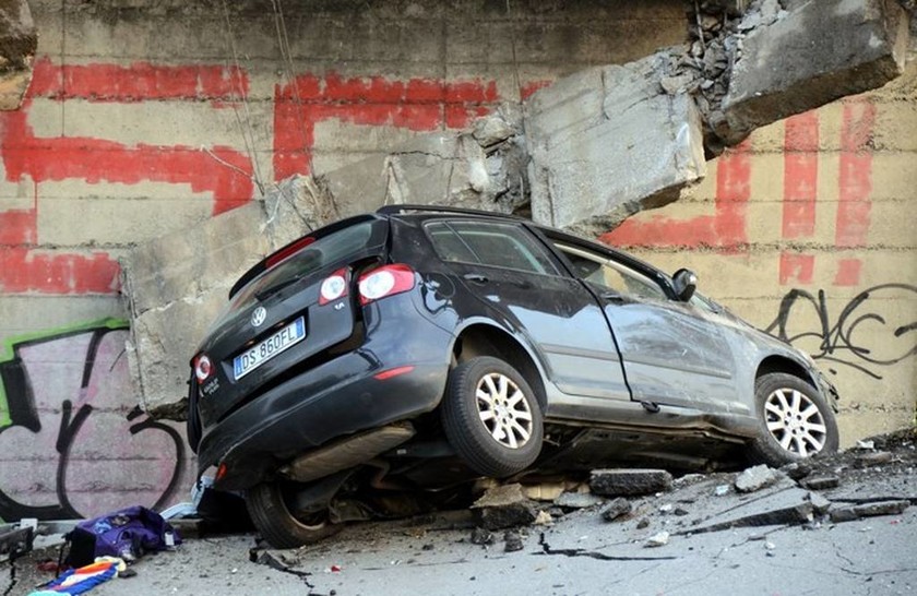 Φρικτό δυστύχημα στην Ιταλία: Κατέρρευσε γέφυρα συνθλίβοντας διερχόμενα αυτοκίνητα (Pics+Vid)