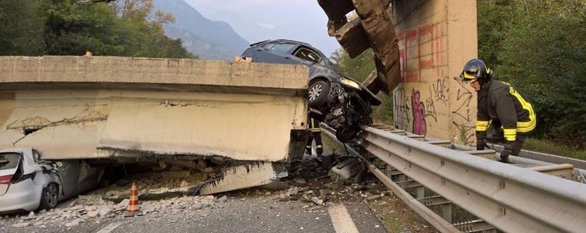 Φρικτό δυστύχημα στην Ιταλία: Κατέρρευσε γέφυρα συνθλίβοντας διερχόμενα αυτοκίνητα (Pics+Vid)