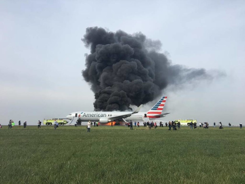 ΕΚΤΑΚΤΟ: ΗΠΑ: Μεγάλη φωτιά σε επιβατηγό αεροσκάφος των American Airlines  