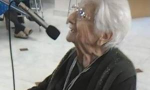 Γιατί αυτή η 103 ετών γιαγιά από τον Πειραιά έγινε viral; (video)