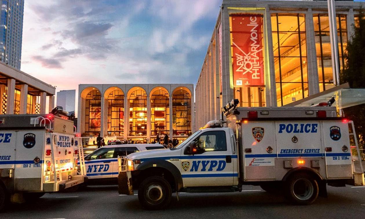 Πανικός στη Νέα Υόρκη: Εκκενώθηκε η Μετροπόλιταν Όπερα έπειτα από εισβολή υπόπτου (Pics)