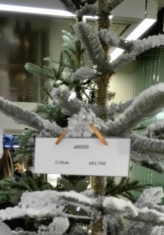 Θεσσαλονίκη: Γιατί αυτό το χριστουγεννιάτικο δέντρο κάνει το γύρο του διαδικτύου;