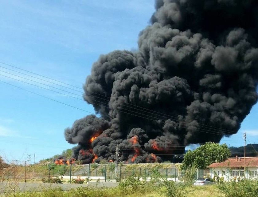 Βενεζουέλα: Τεράστια πυρκαγιά σε διυλιστήριο - Μαύροι καπνοί κάλυψαν τον ουρανό (photo)