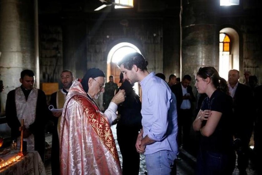 Ιράκ: Σε μια μισοκαμένη εκκλησία κοντά στη Μοσούλη προσεύχονται και πάλι οι χριστιανοί (pics)