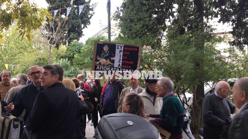 Μικροομολογιούχοι απέκλεισαν τα γραφεία του ΣΥΡΙΖΑ στη Κουμουνδούρου (photo - video)