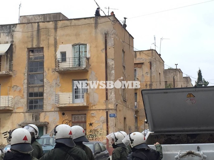Επεισόδια στο κέντρο της Αθήνας - Ταμπουρωμένοι αντιεξουσιαστές πετροβολούν δυνάμεις των ΜΑΤ