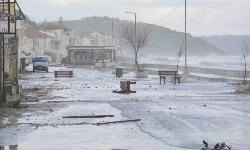Η κακοκαιρία χτύπησε τα Χανιά: Πλημμύρισαν δρόμοι από τις έντονες βροχοπτώσεις