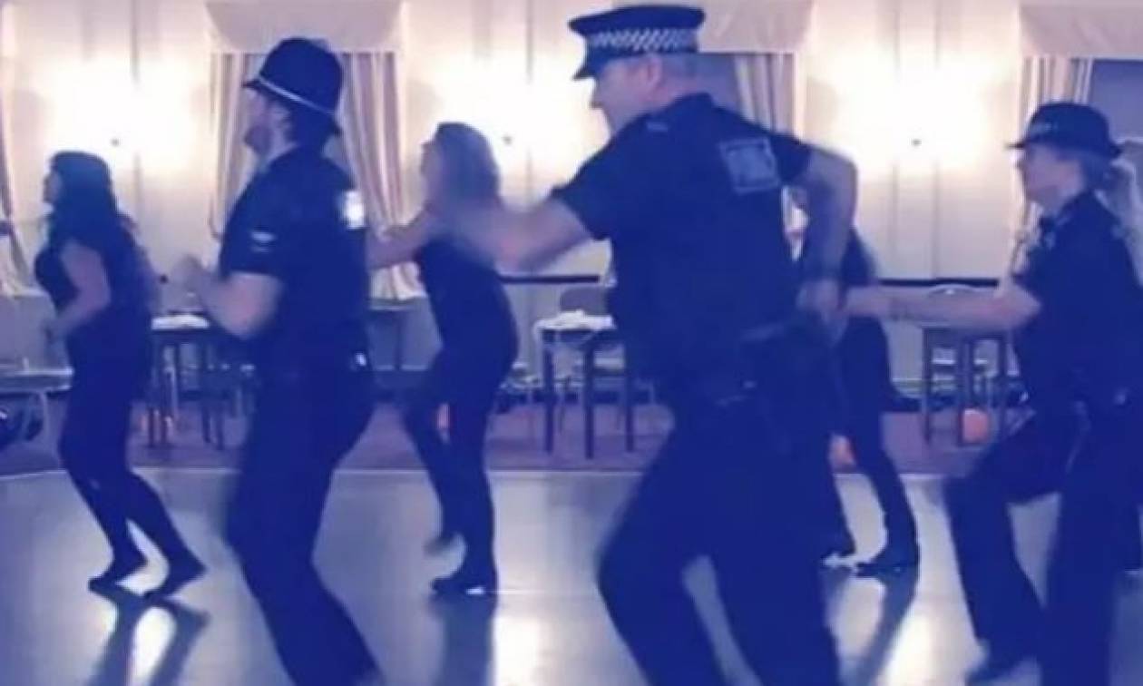 Αστυνομικοί χορεύουν Μάικλ Τζάκσον και κάνουν... θραύση! (video)