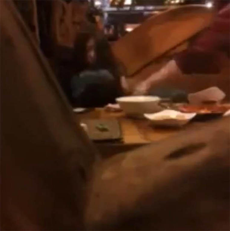 Ακατάλληλα βίντεο: Της έκανε στοματικό μέσα σε εστιατόριο και δείτε πώς του το ανταπέδωσε