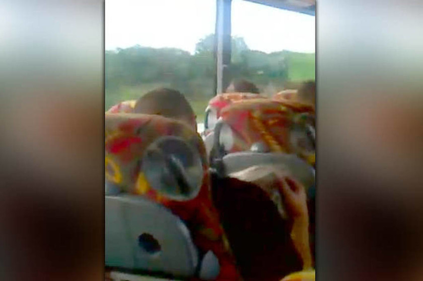 Ακατάλληλο βίντεο: Ξανθιά έκανε στοματικό σε άγνωστο μέσα σε γεμάτο λεωφορείο  