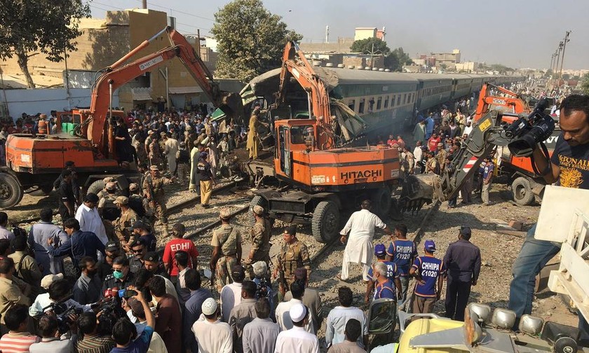 Τραγωδία στο Πακιστάν: 21 νεκροί και δεκάδες τραυματίες από σύγκρουση τρένων