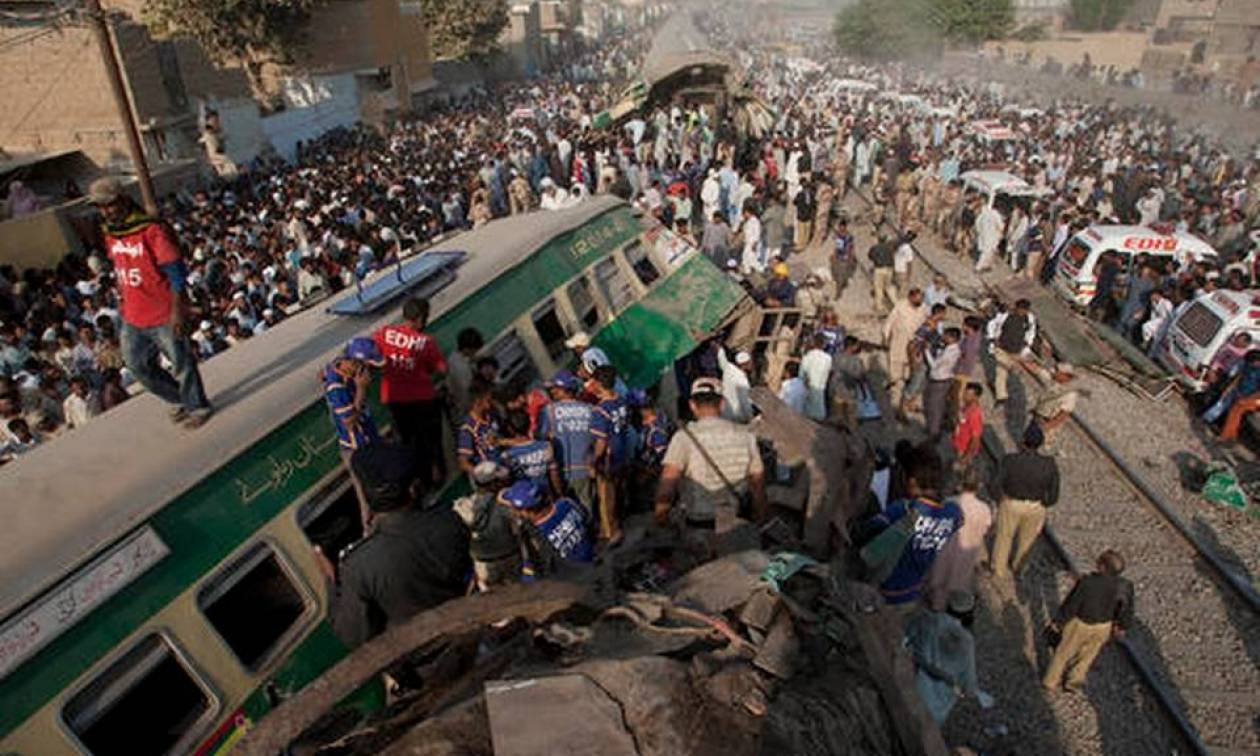 Τραγωδία στο Πακιστάν: 21 νεκροί και δεκάδες τραυματίες από σφοδρή σύγκρουση τρένων (Pics+Vids)