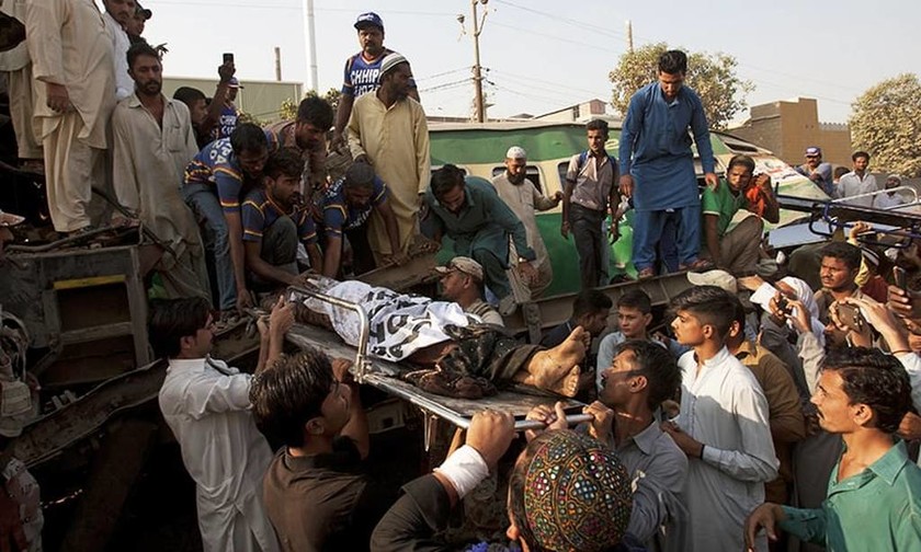 Τραγωδία στο Πακιστάν: 21 νεκροί και δεκάδες τραυματίες από σύγκρουση τρένων (2)